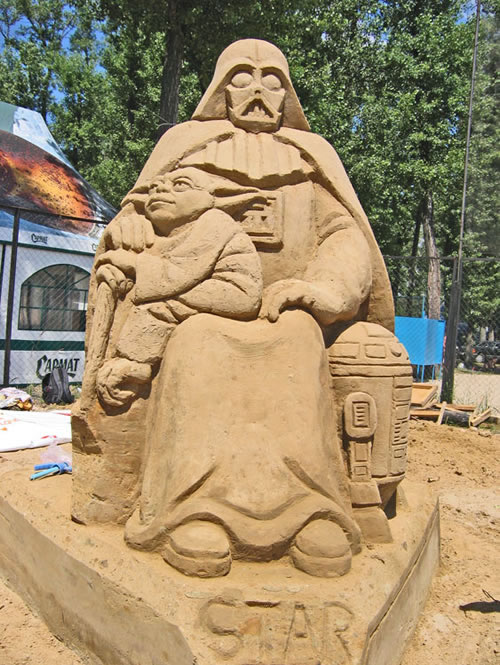 Escultura de arena de Darth Vader, Yoda y R2D2